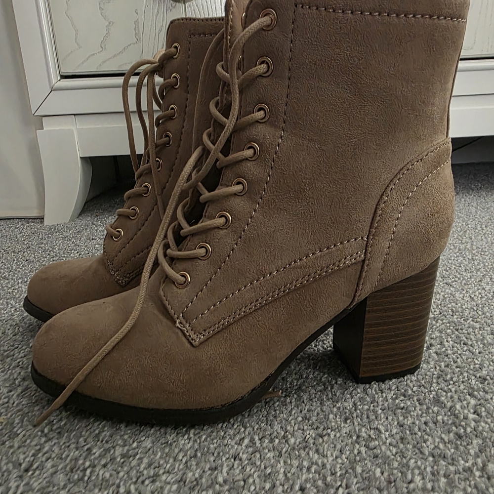 NWOT Journee Collection Ankle Boot With Side Zipper Size 6.5 Taupe And Brown